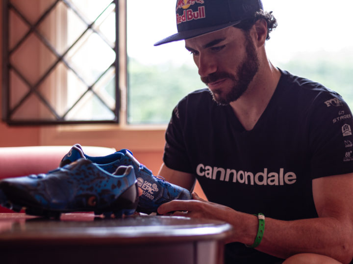 Campeão mundial Henrique Avancini lança seu projeto social com leilão de sapatilha.