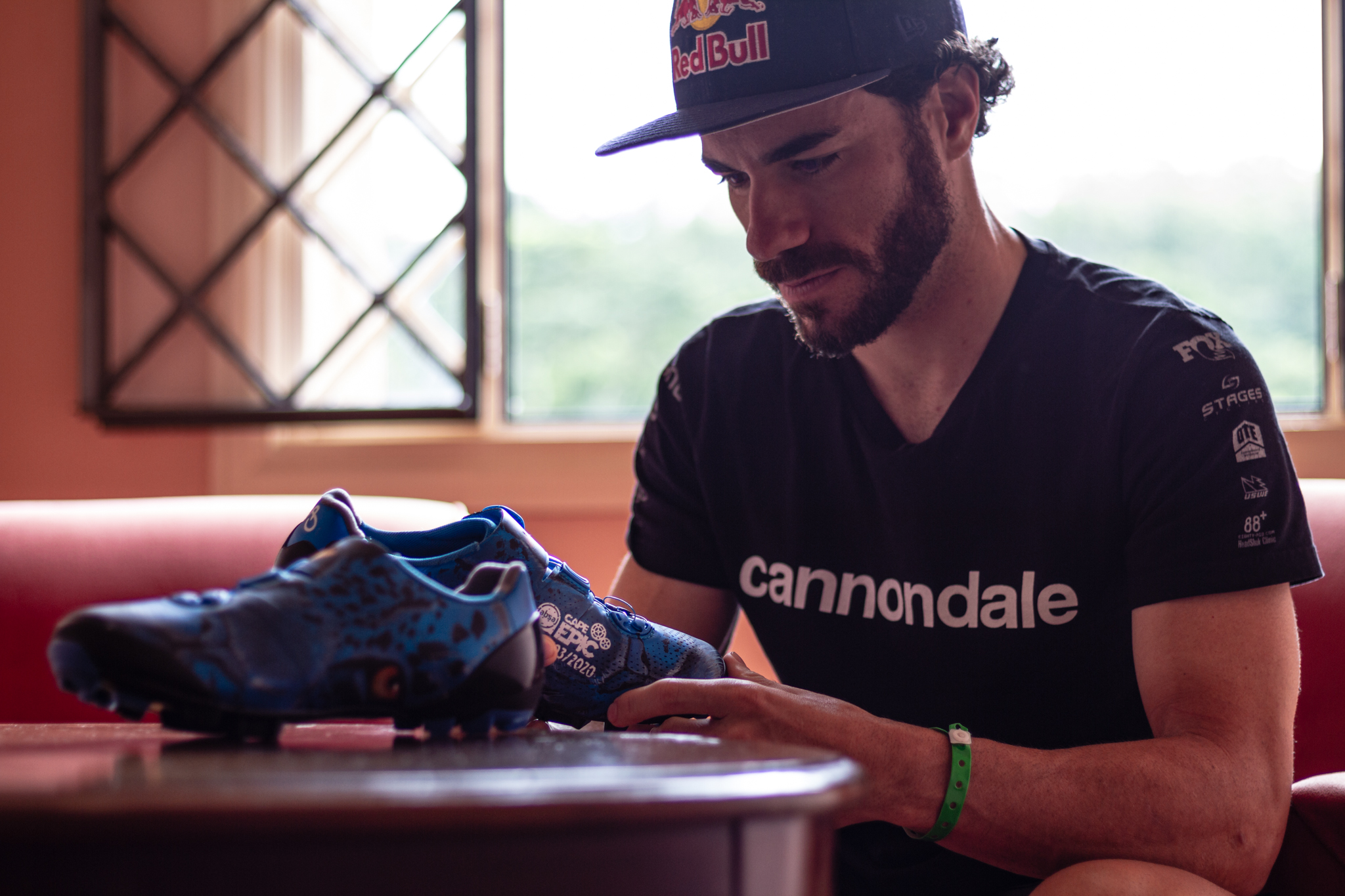 Campeão mundial Henrique Avancini lança seu projeto social com leilão de sapatilha.