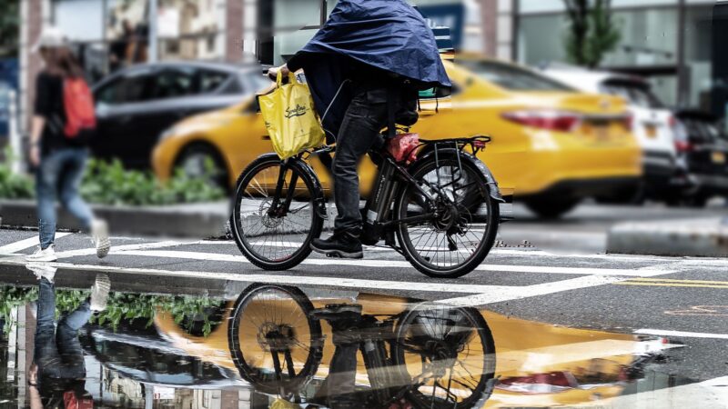 Dicas para pedalar na chuva: Navegando pelas ruas molhadas com segurança